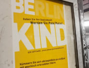 Plakat hängt im Berliner Untergrund