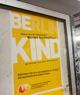 Plakat hängt im Berliner Untergrund